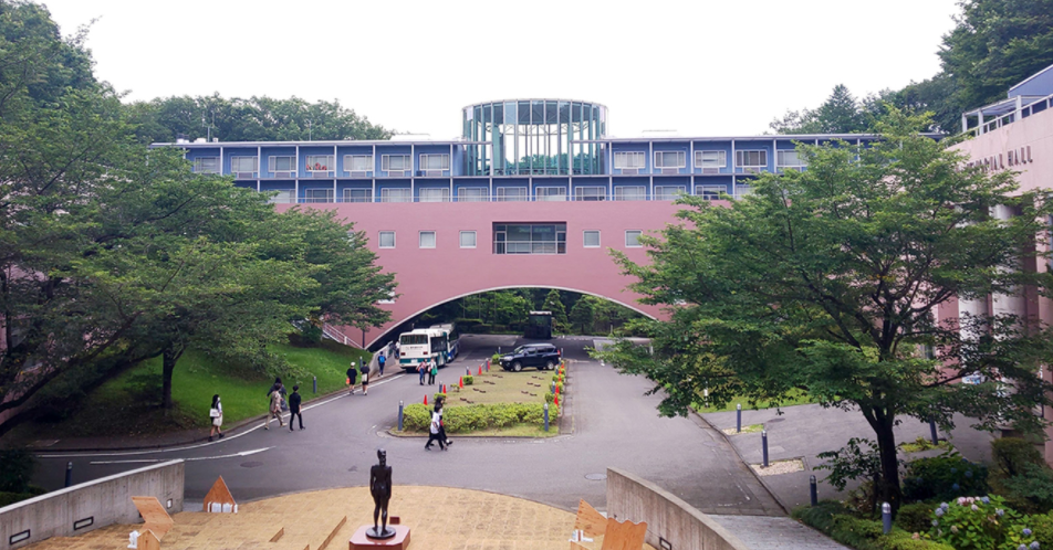 該校為東京五美大組織大學(多摩美術大學,武藏野美術大學,東京造型